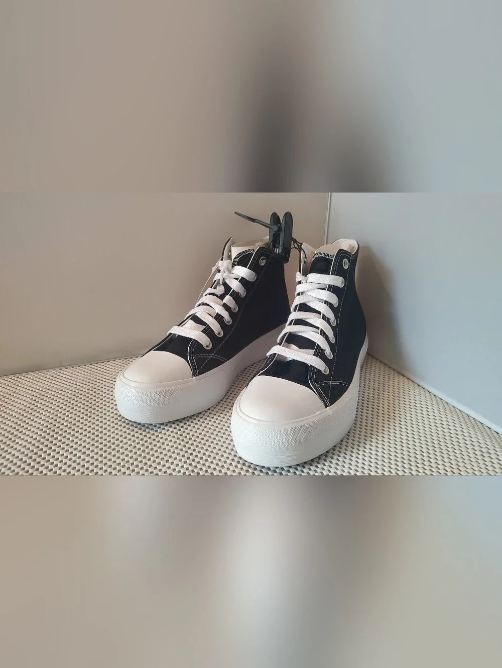 No Boundaries Women's Size 11 Platform Lace Up Hi Top Sneakers Black/White